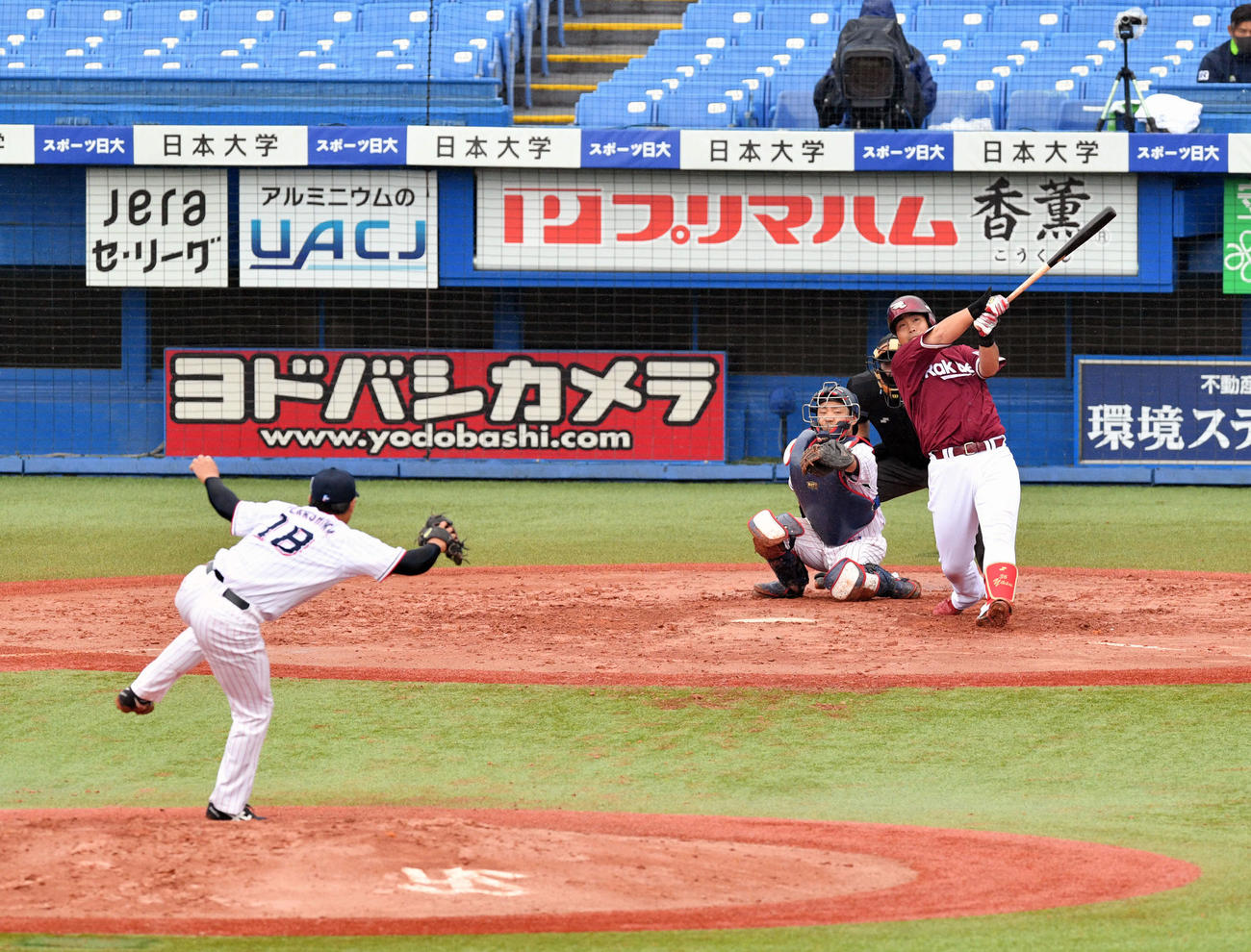 ヤクルト対楽天　4回裏楽天無死、内田は左越えソロ本塁打を放つ。投手寺島（撮影・滝沢徹郎）