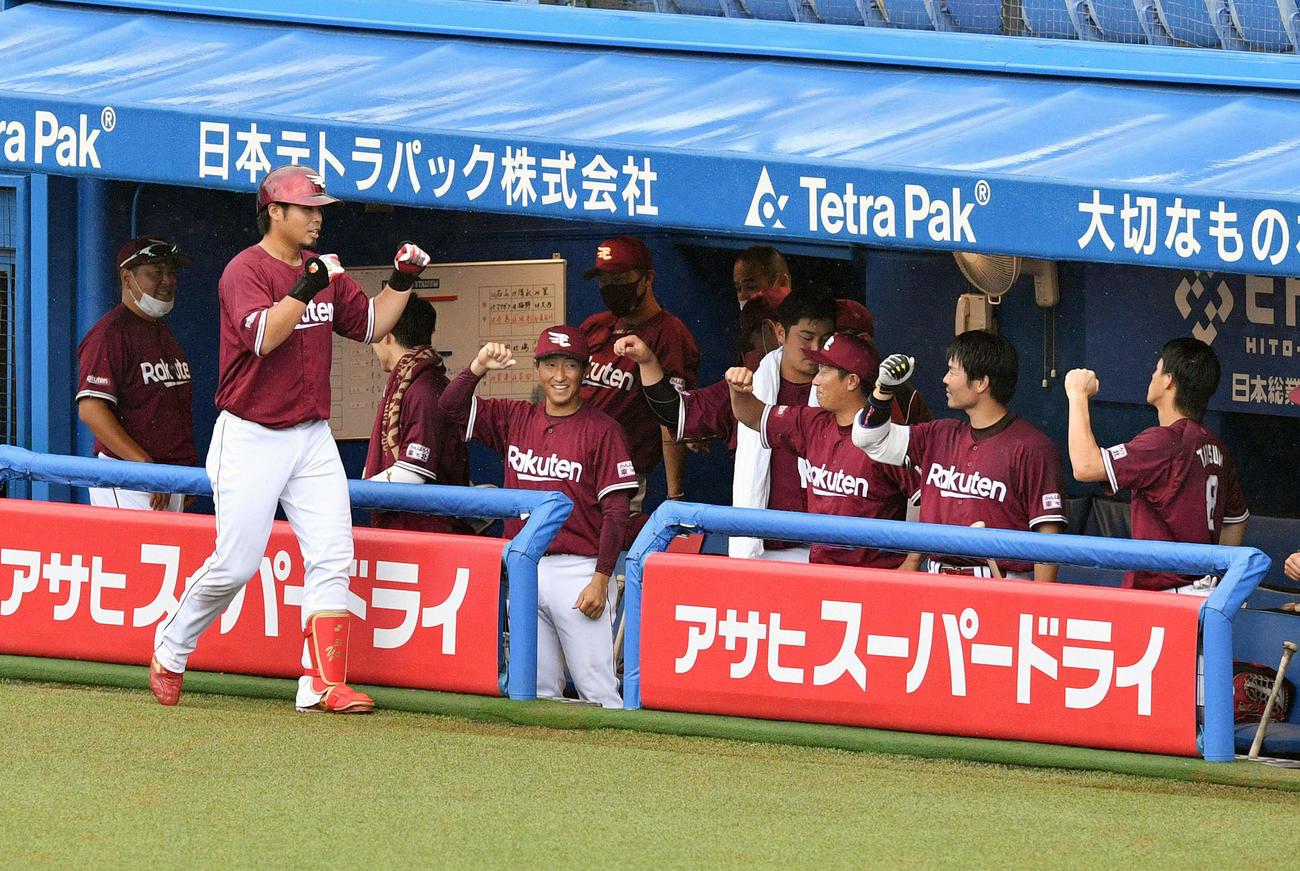 ヤクルト対楽天　4回裏楽天無死、左越えソロ本塁打を放った内田（手前）は生還しナインとエアタッチを交わす（撮影・滝沢徹郎）