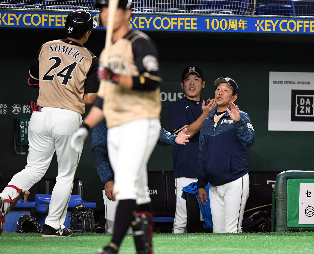 巨人対日本ハム　6回表日本ハム1死、ソロ本塁打を放った野村（左）を迎える栗山監督（撮影・たえ見朱実）