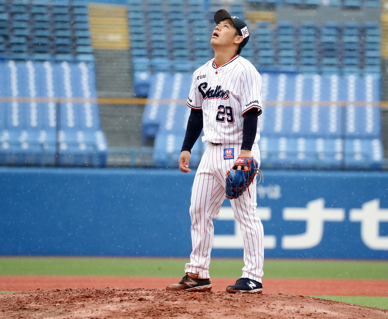 ヤクルト対楽天　3回裏楽天の攻撃途中、思わず苦しい表情で天を仰ぐ小川（撮影・浅見桂子）