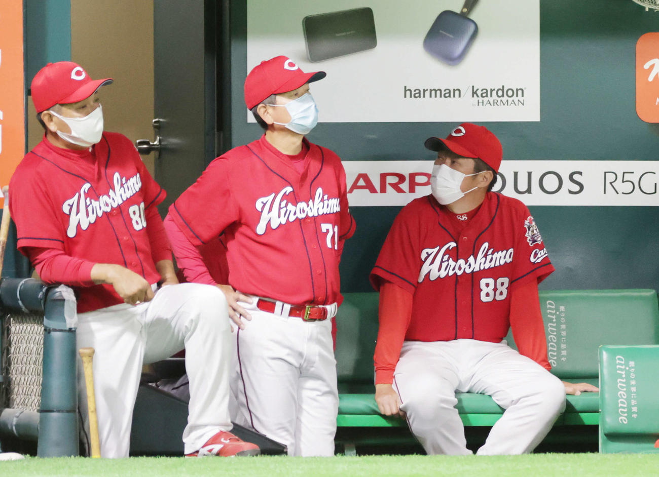 練習試合ソフトバンク対広島　守乱に投壊、頭が痛いベンチの広島佐々岡監督（右）（撮影・加藤孝規）