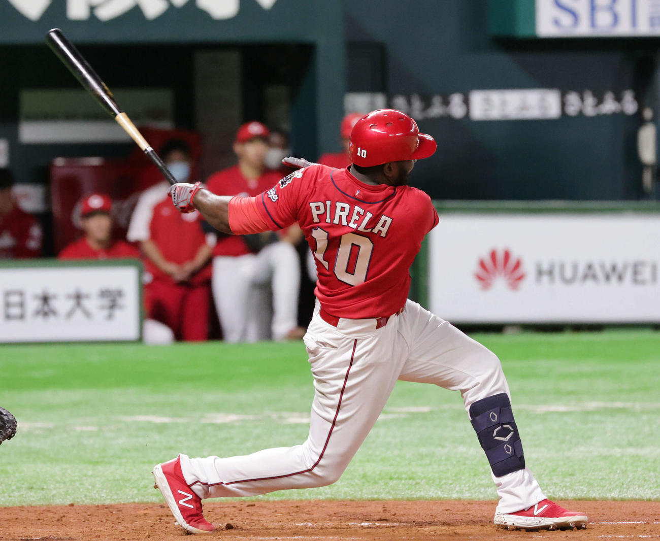 練習試合ソフトバンク対広島　4回表広島2死、ピレラは左二塁打を放つ（撮影・加藤孝規）