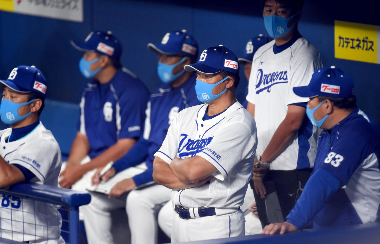 中日対DeNA　1回裏、ベンチで試合を見つめる中日与田監督（撮影・森本幸一）