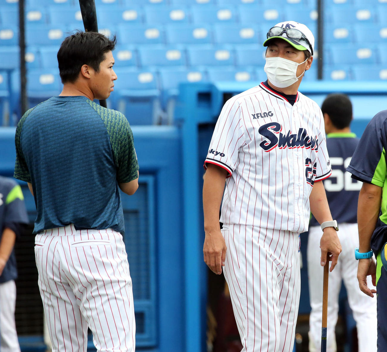 ヤクルト対楽天　試合前、ヤクルト高津監督（右）と話す山田哲人（撮影・浅見桂子）