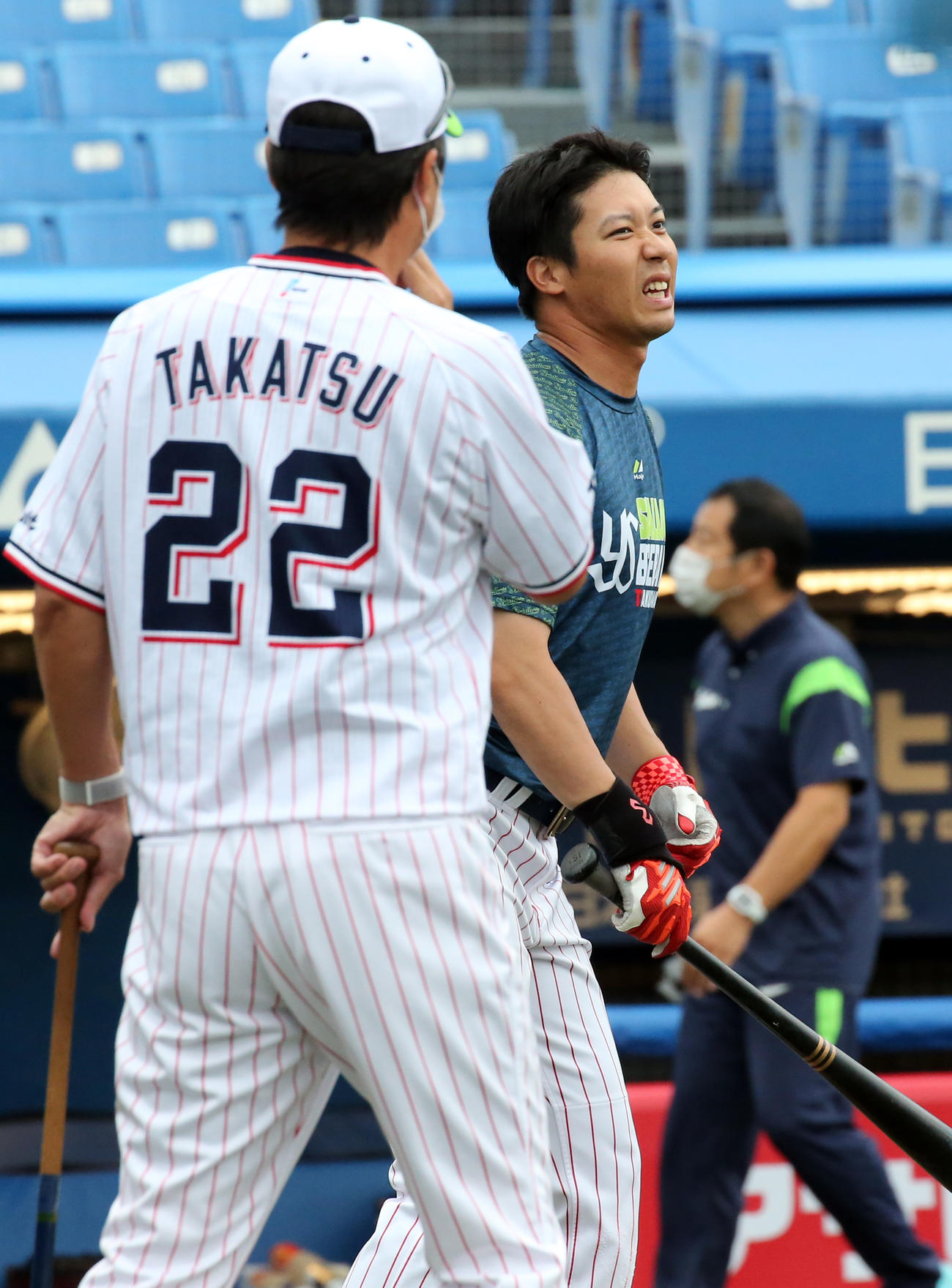 ヤクルト対楽天　試合前、ヤクルト高津監督（手前）と話す山田哲人（撮影・浅見桂子）