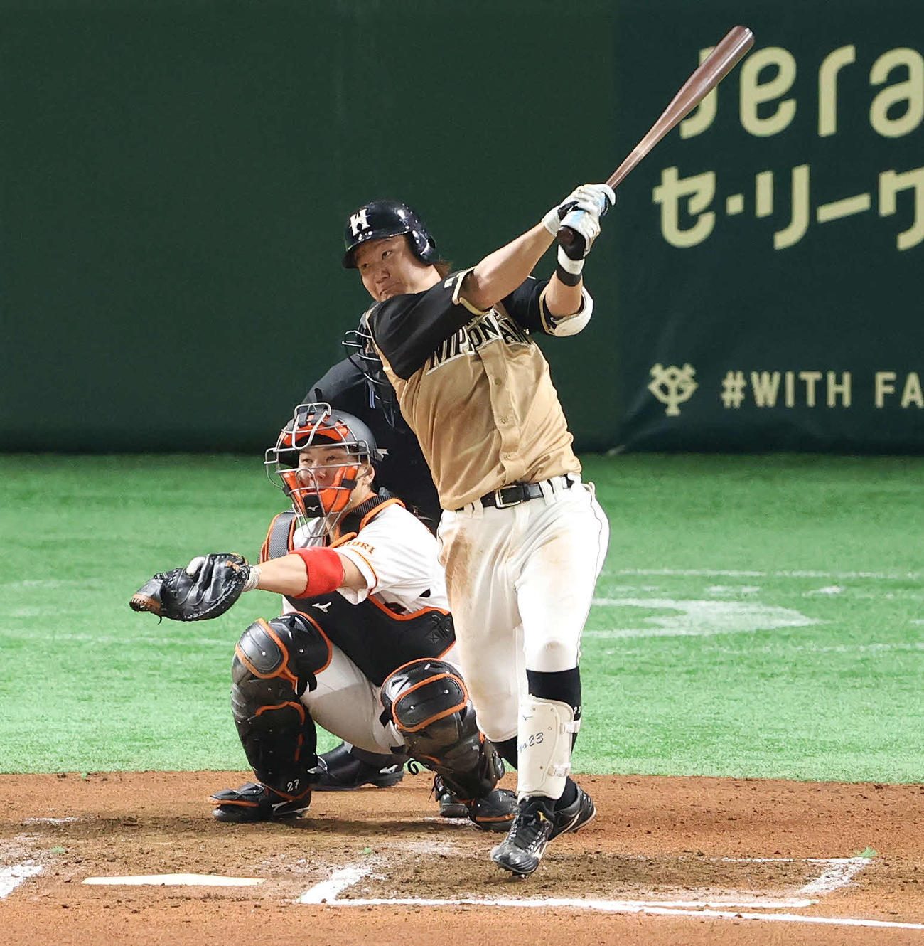 巨人対日本ハム　6回表日本ハム1死、二塁打を放つ渡辺（撮影・江口和貴）