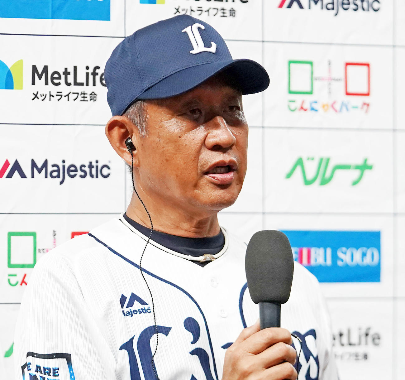 試合後、インタビューに答える西武辻監督（撮影・横山健太）