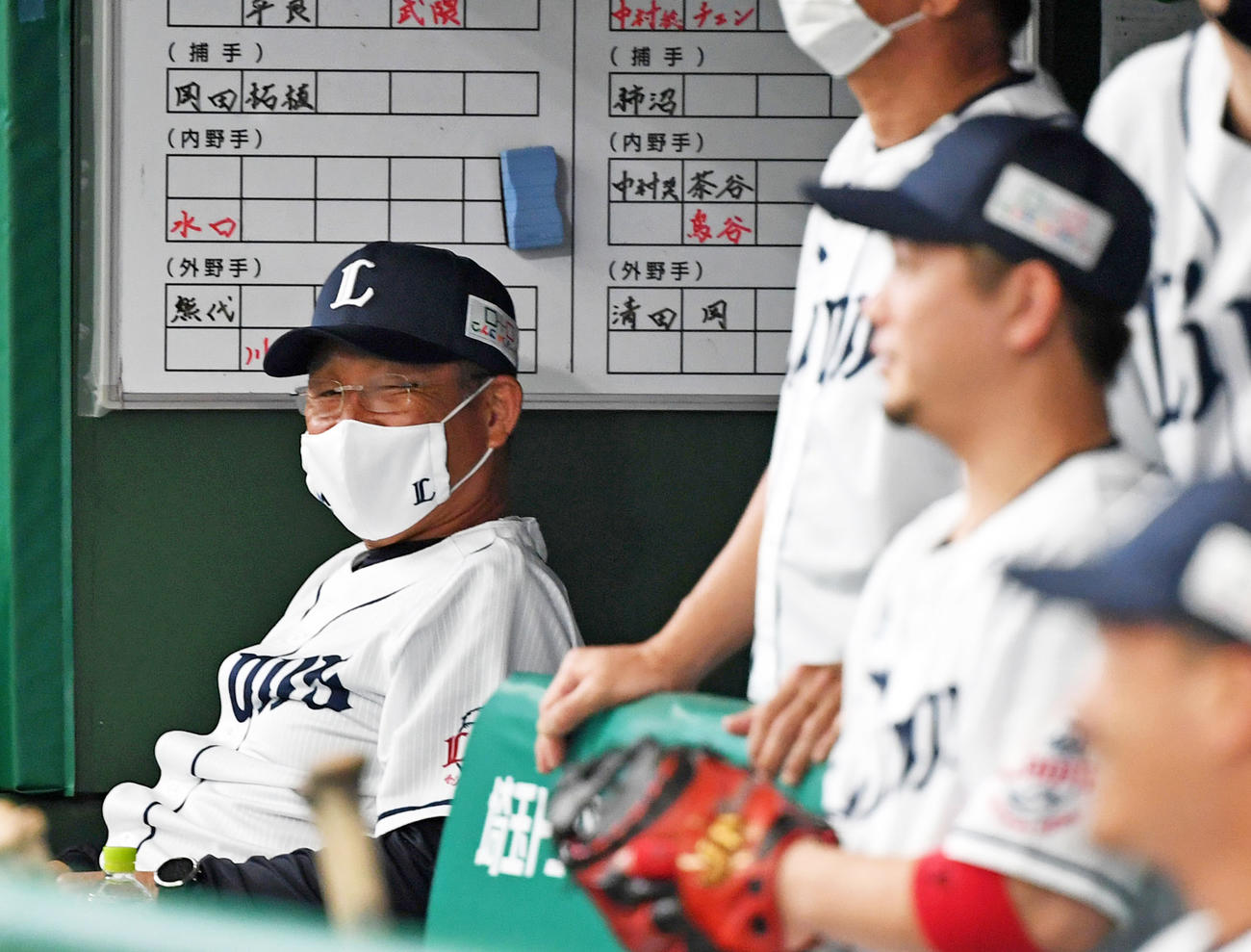 ベンチで笑顔を見せる西武辻監督（左）（撮影・横山健太）