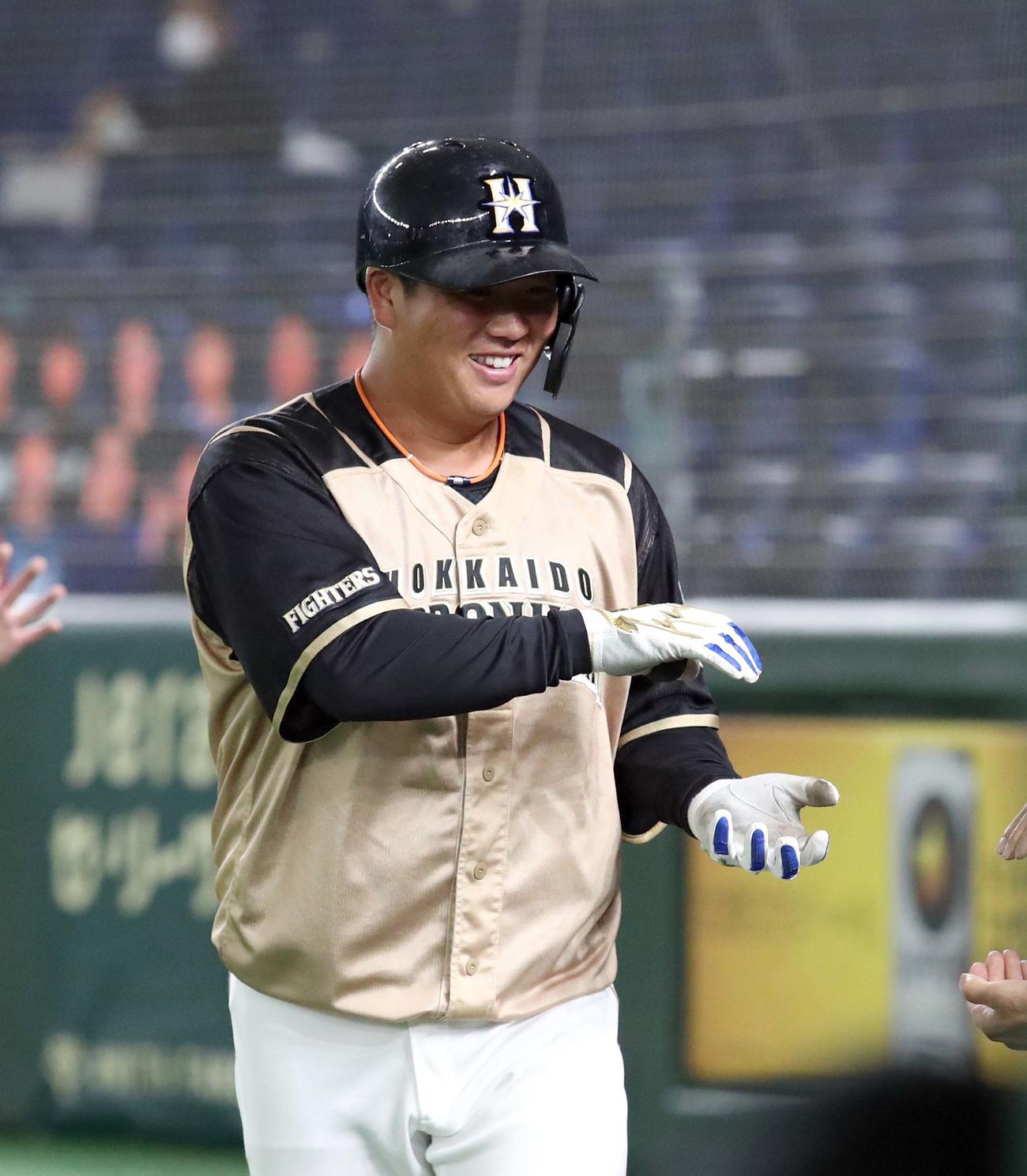 巨人対日本ハム　6回表日本ハム1死二塁、横尾は逆転となる2点本塁打を放ちおにぎりポーズを見せる（撮影・佐藤翔太）