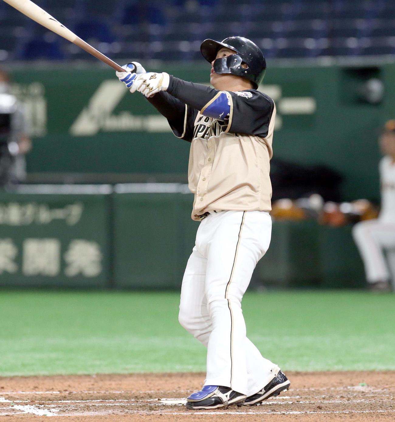 巨人対日本ハム　6回表日本ハム1死二塁、横尾は逆転となる2点本塁打を放つ（撮影・佐藤翔太）
