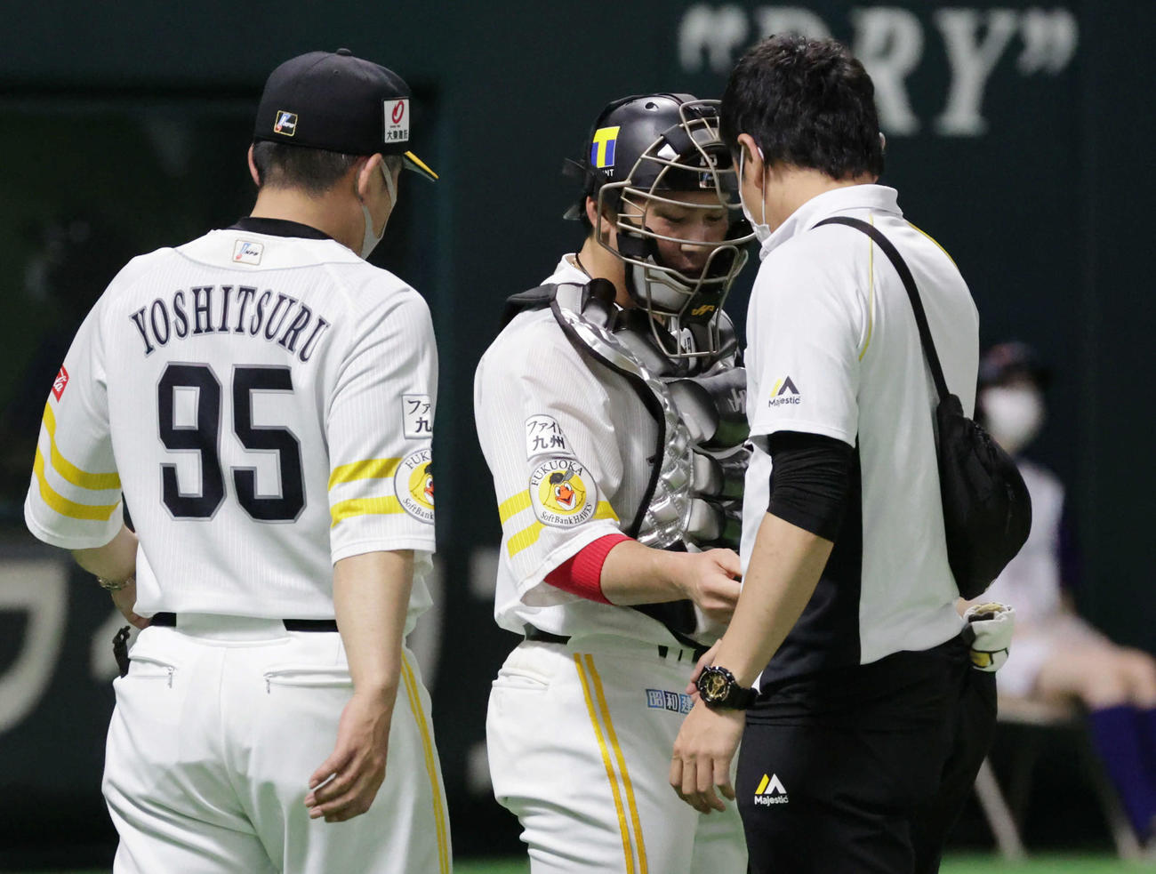 練習試合ソフトバンク対広島　3回表広島1死　打者安部の時、けがをしたとみられる甲斐（撮影・加藤孝規）