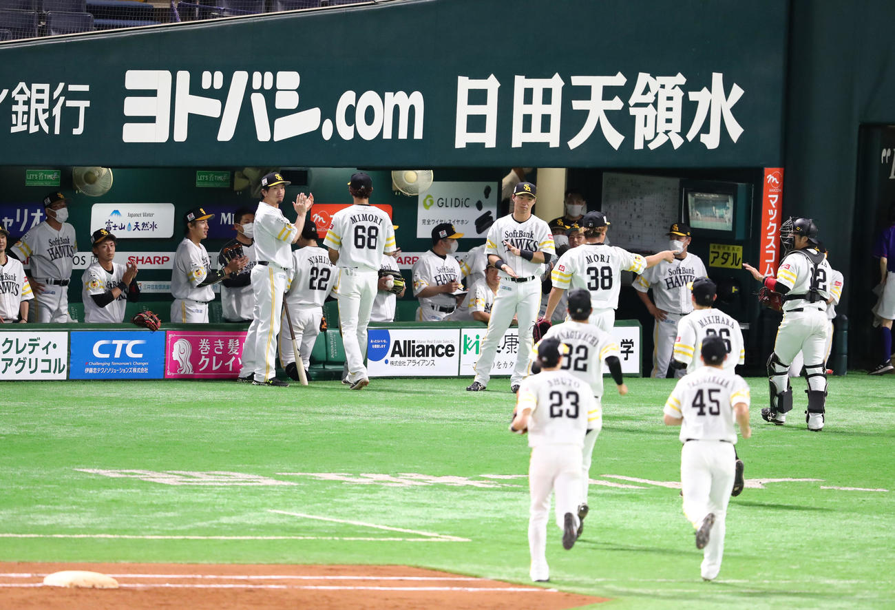 ソフトバンク対広島　広島に勝利し喜びあうソフトバンクナイン（撮影・梅根麻紀）