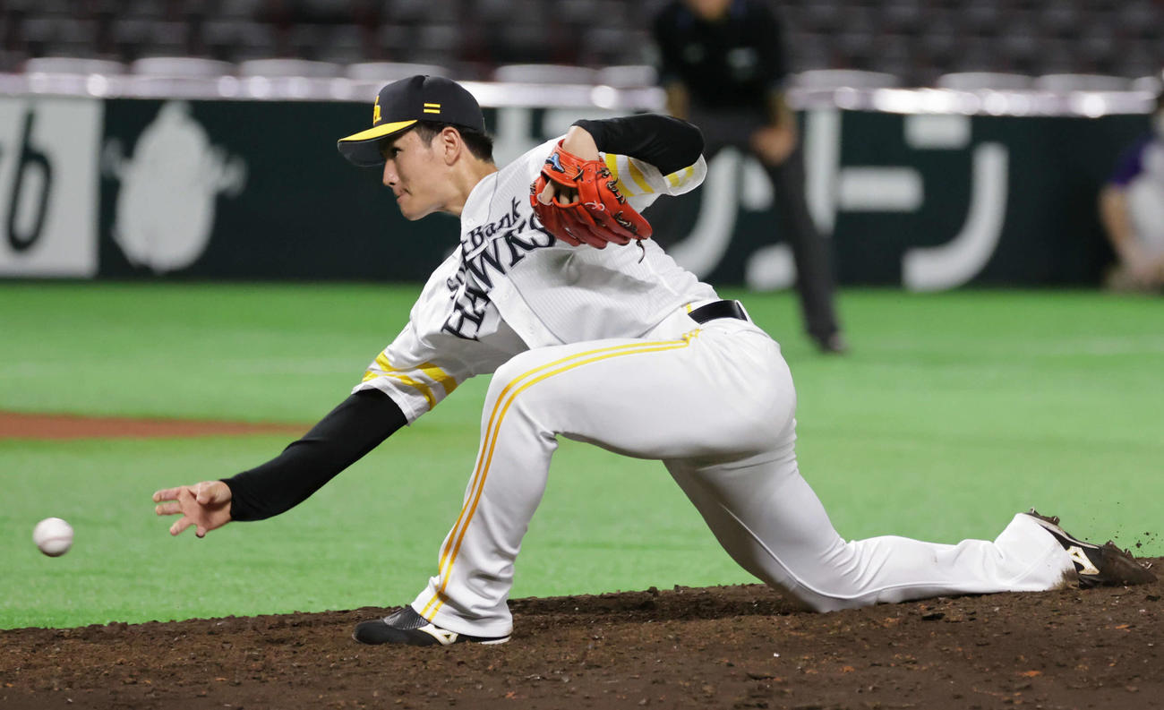 練習試合ソフトバンク対広島　7回表広島、ソフトバンク高橋礼（撮影・加藤孝規）