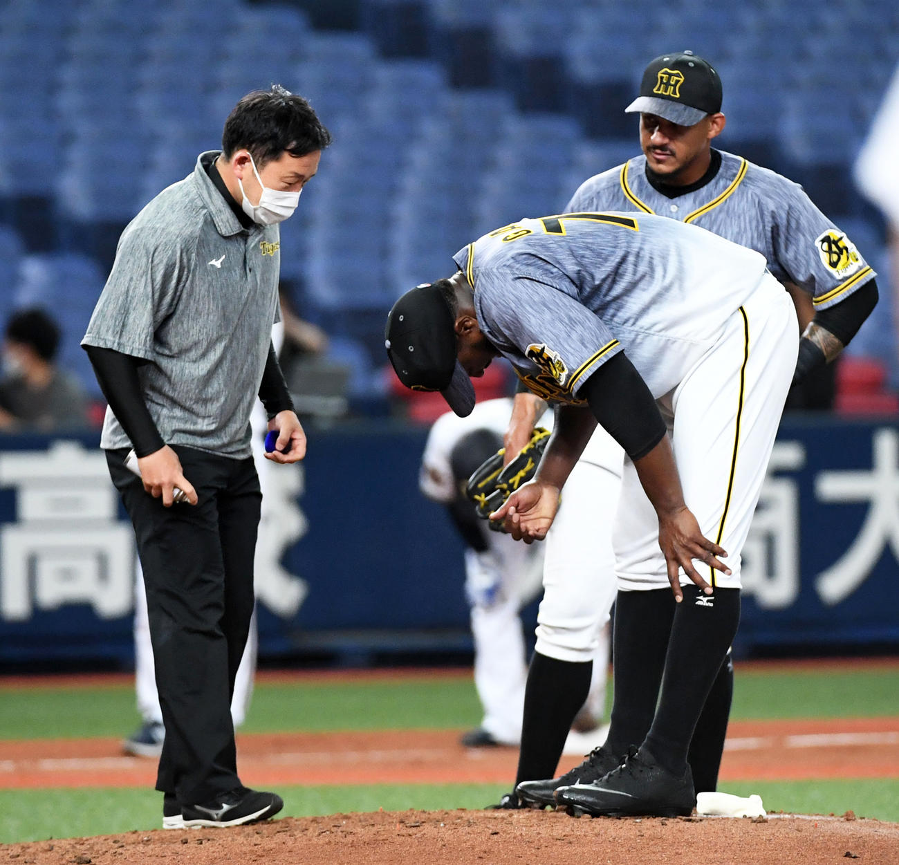 3回裏オリックス無死二塁、T－岡田の打球にグラブを出した右手を気にする阪神先発のガルシア（撮影・前岡正明）