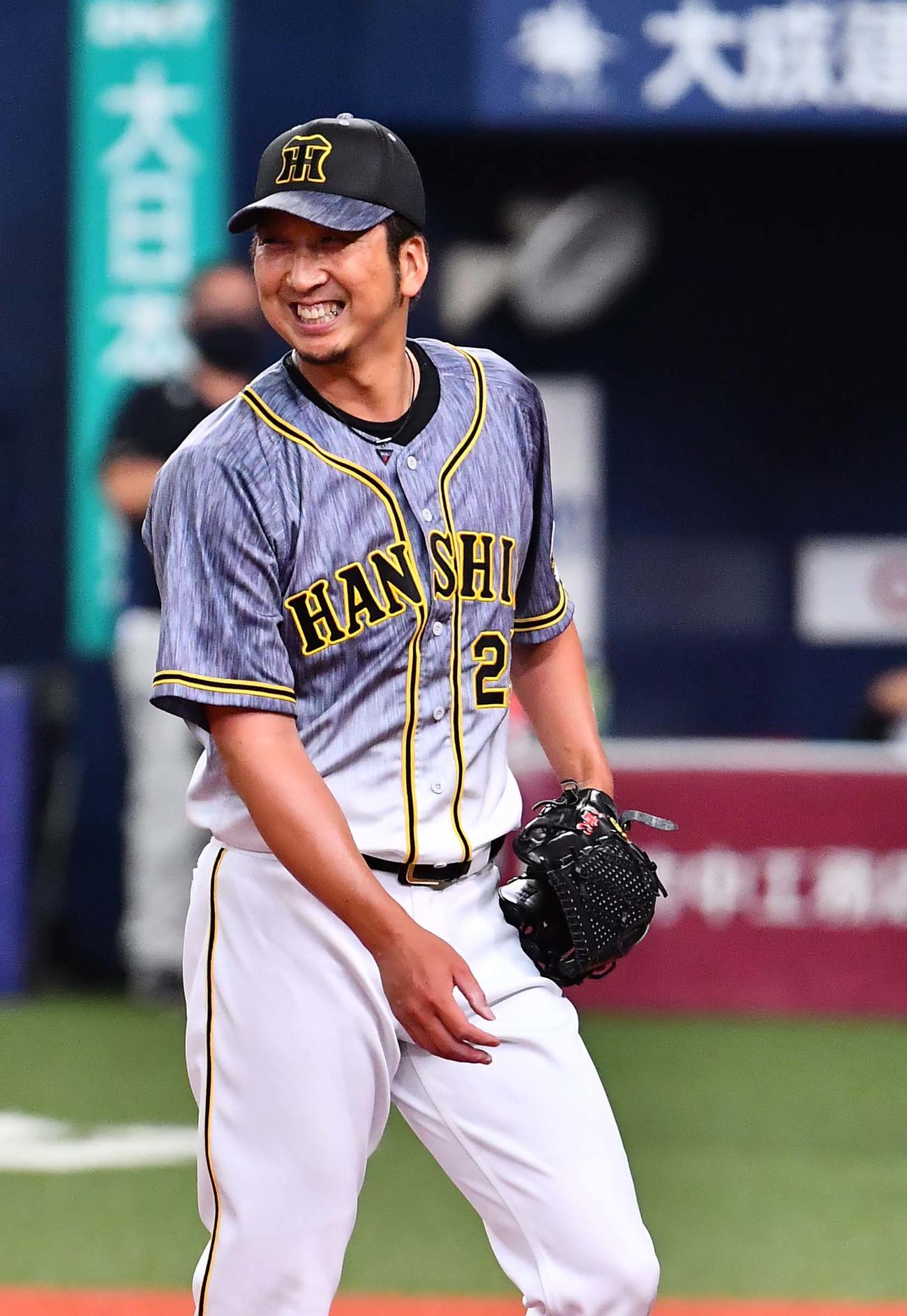 オリックス対阪神　9回に登板しオリックス打線を無失点に抑え笑顔を見せながらベンチに引き揚げる藤川球児（撮影・上田博志）