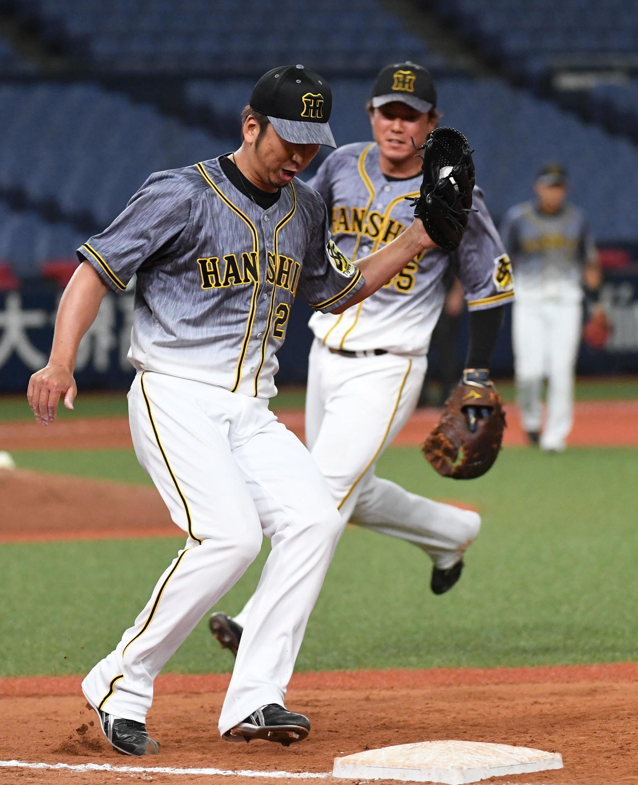 練習試合オリックス対阪神　9回裏オリックス無死、松井雅人の一塁ゴロでベースカバーに入る藤川球児（撮影・前岡正明）