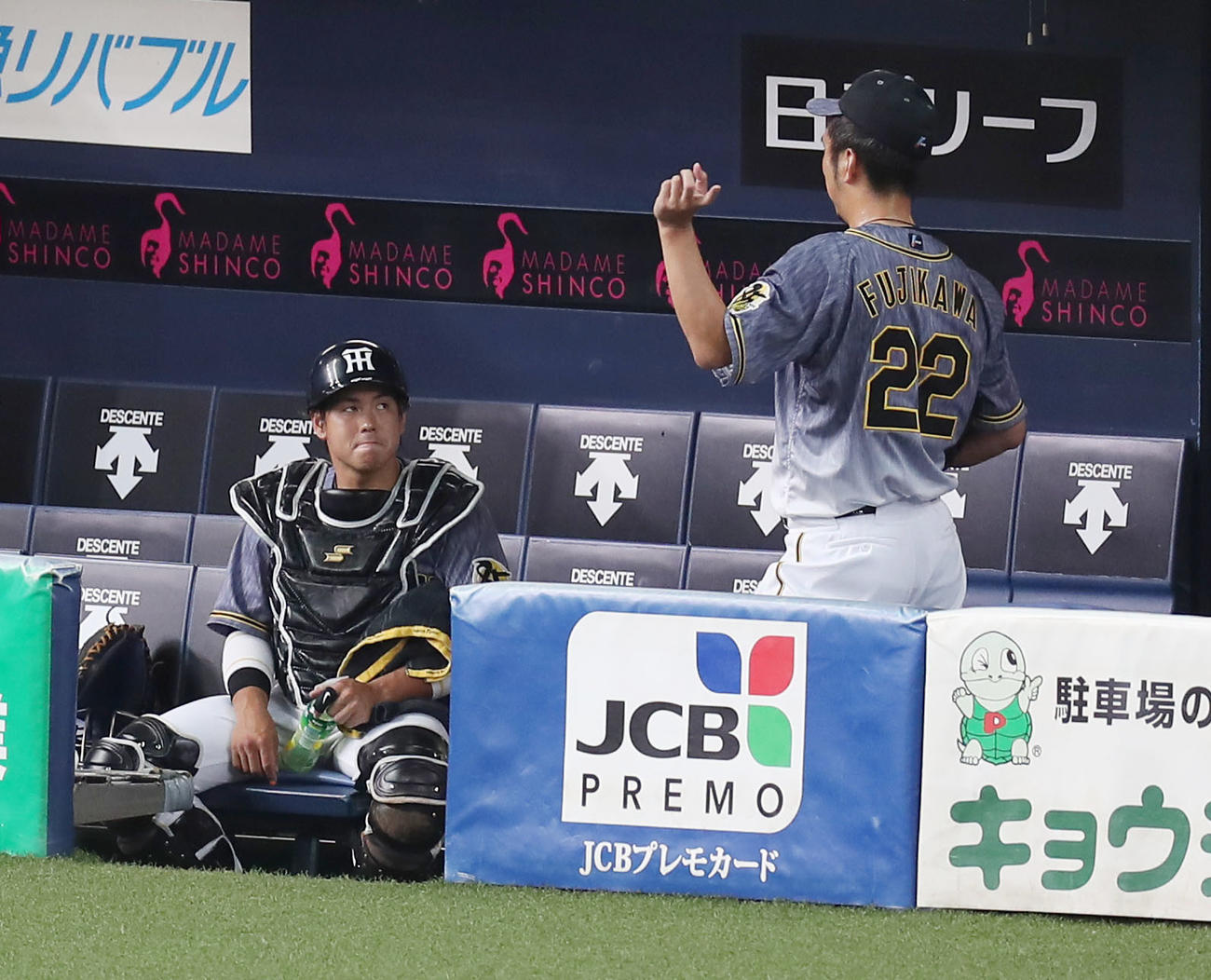 練習試合　オリックス対阪神　試合後、ベンチに残って話をする梅野隆太郎（左）と藤川球児（撮影・前田充）