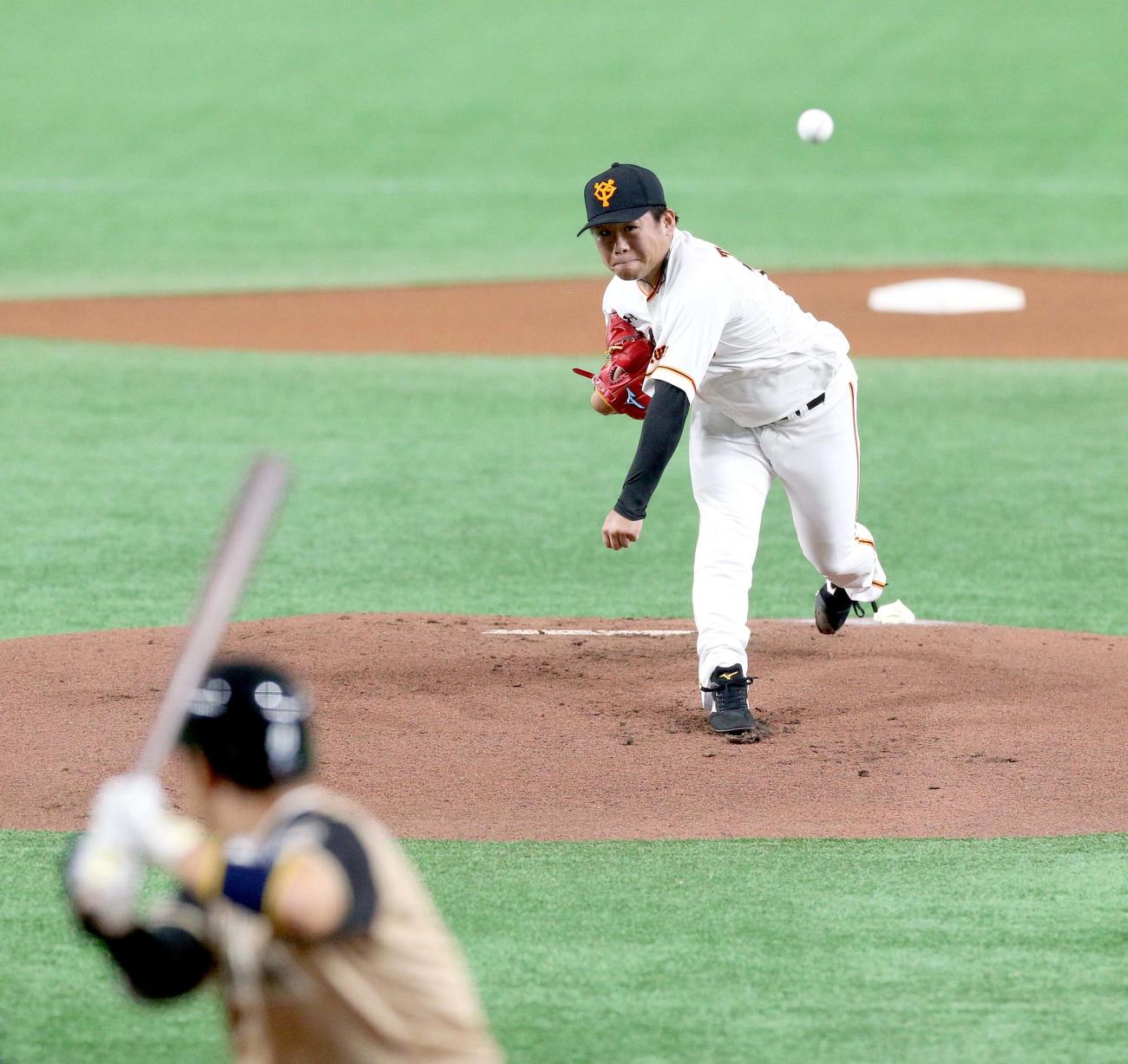 巨人対日本ハム　1回表日本ハム2死、近藤に投じる巨人先発の田口（撮影・佐藤翔太）