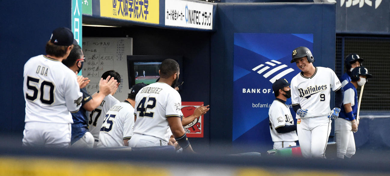 オリックス対阪神　7回裏オリックス2死二塁、大城は左中間へ同点本塁打を放ちナインの祝福に笑顔を見せる（撮影・前岡正明）