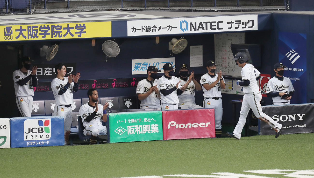 オリックス対阪神　7回裏オリックス2死二塁、2点本塁打を放った大城（右から2人目）を迎えるオリックスナイン（撮影・前田充）