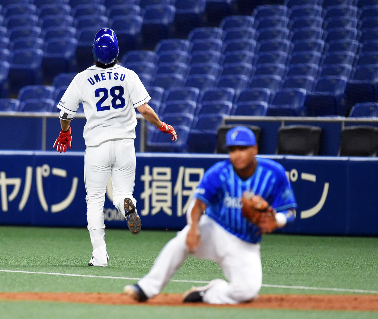2回裏中日2死一、二塁、ライトゴロに倒れ天を仰ぐ梅津晃大（撮影・森本幸一）