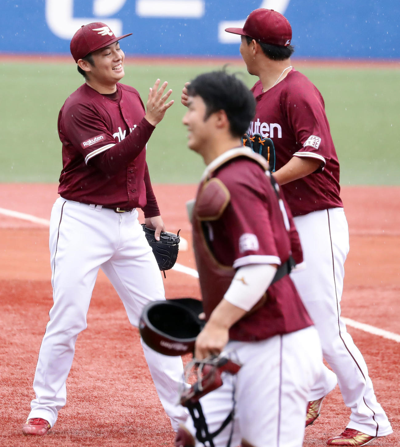 ヤクルト対楽天　1回表ヤクルトの攻撃を3人で仕留めた松井（左）は、浅村と笑顔でハイタッチ（撮影・浅見桂子）