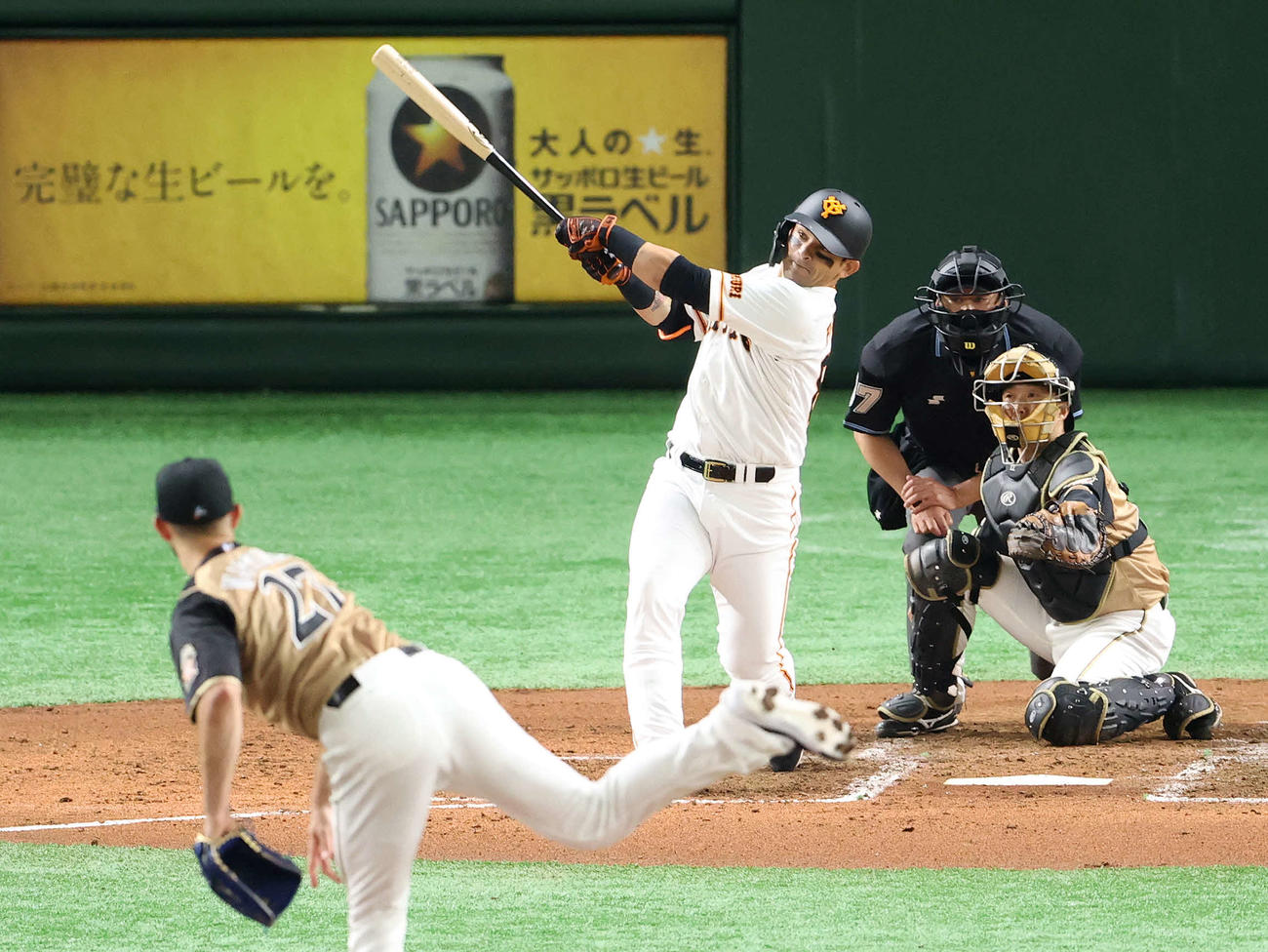 巨人対日本ハム　3回裏巨人無死一塁、二塁打を放つパーラ。投手マルティネス（撮影・江口和貴）