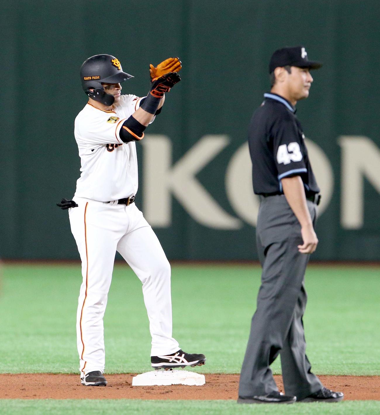 巨人対日本ハム　3回裏巨人無死一塁、パーラは二塁打を放ちポーズをとる（撮影・佐藤翔太）