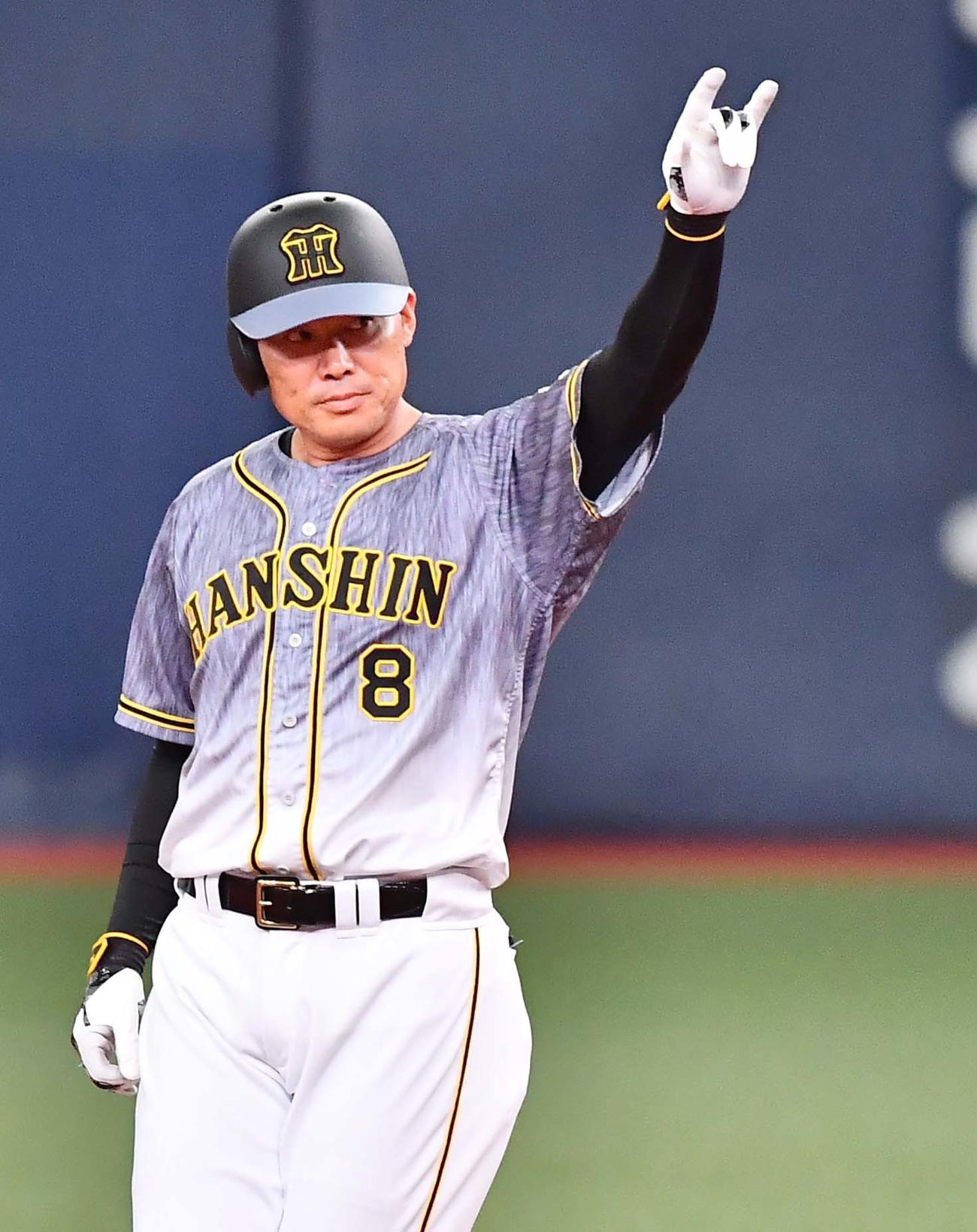 オリックス対阪神　1回表阪神1死一、二塁、適時二塁打を放った福留はベンチに向かってポーズ（撮影・上田博志）