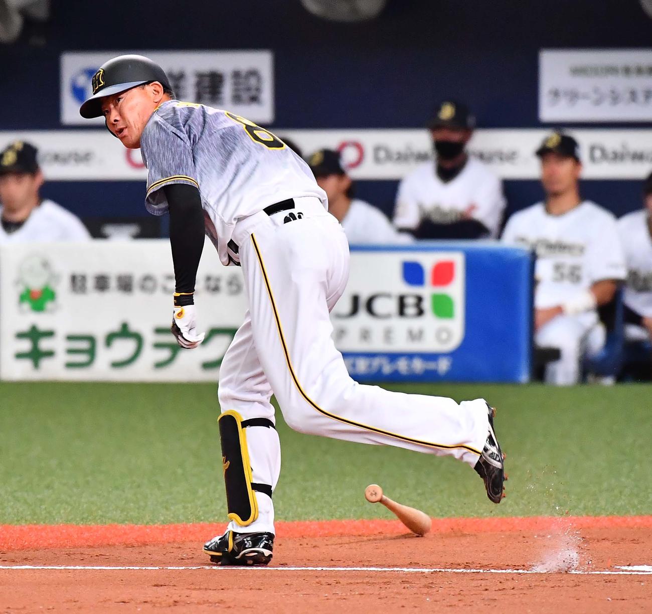 オリックス対阪神　1回表阪神1死一、二塁、左翼線へ適時二塁打を放つ福留孝介（撮影・上田博志）