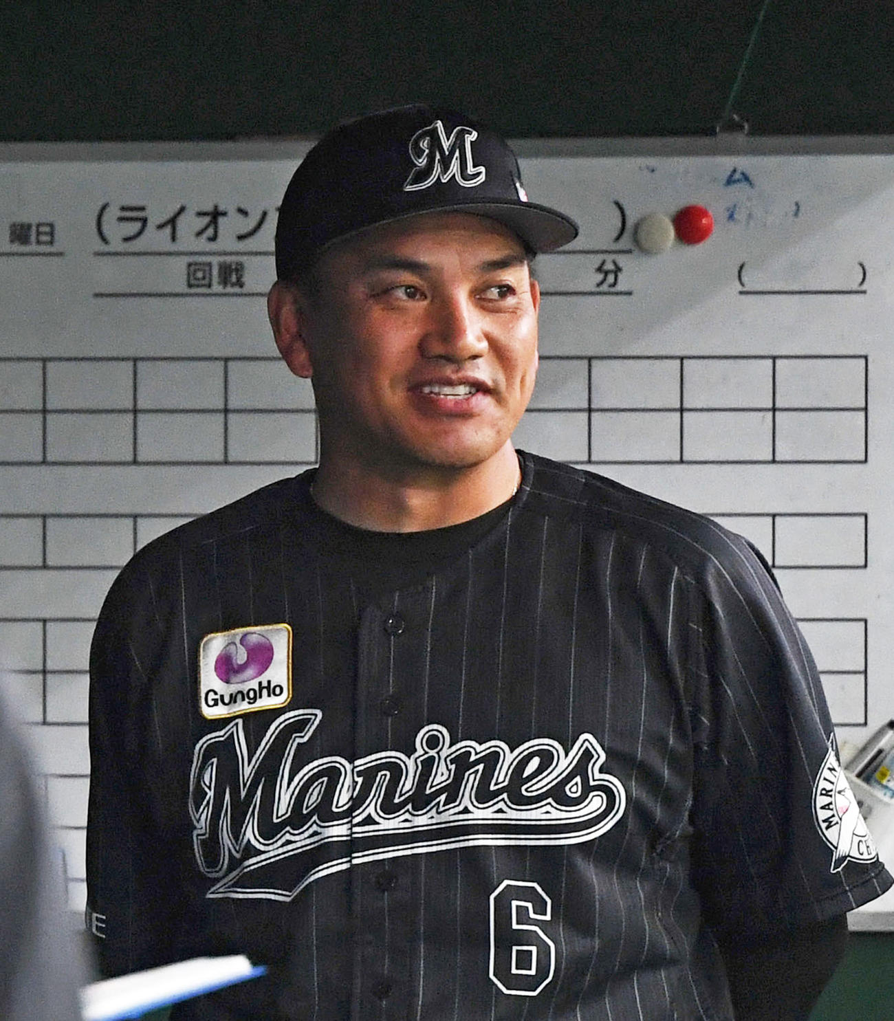 笑顔を見せるロッテ井口監督（撮影・横山健太）