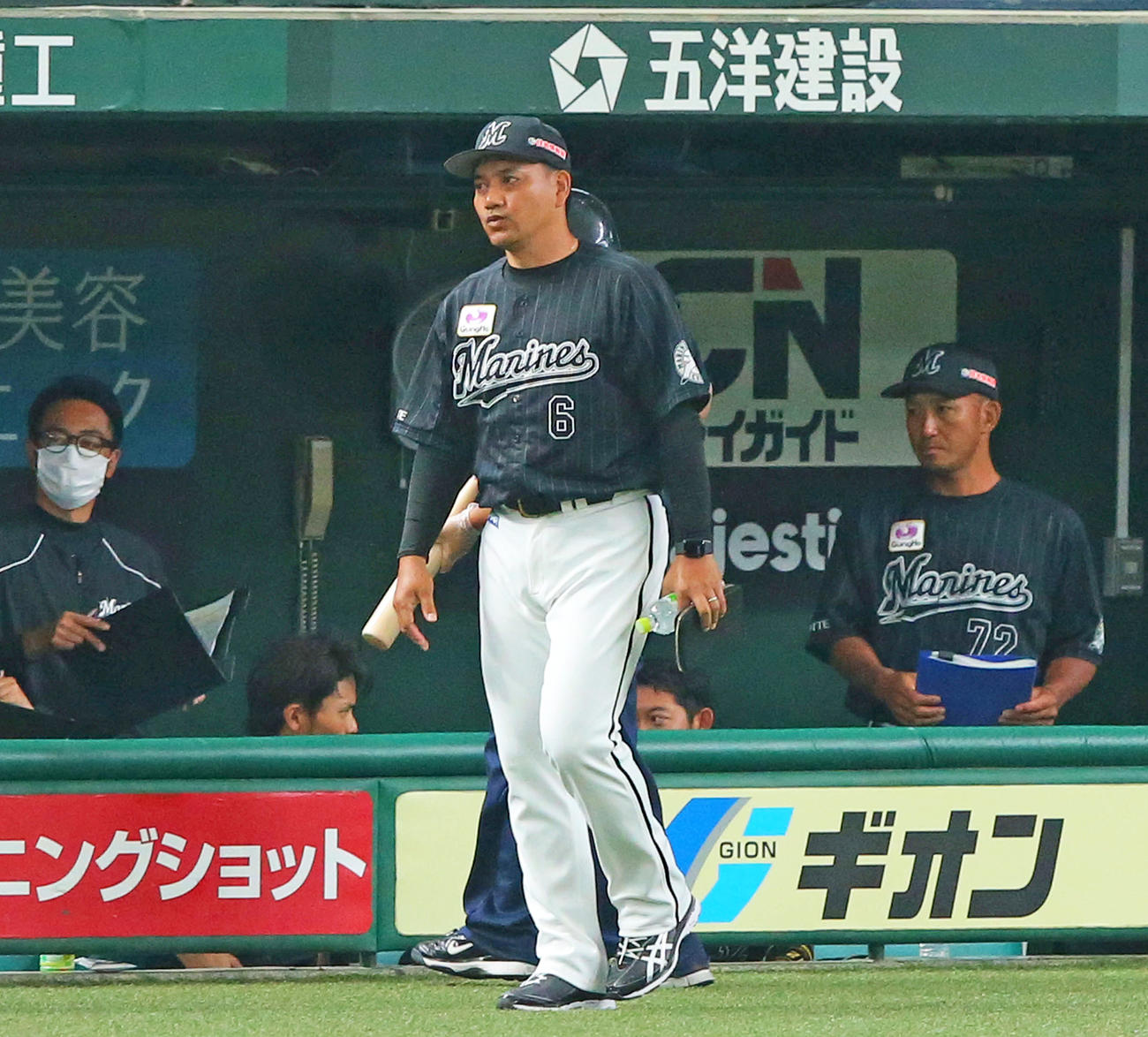 西武に敗れ浮かない表情でインタビューに向かう井口監督（撮影・河田真司）