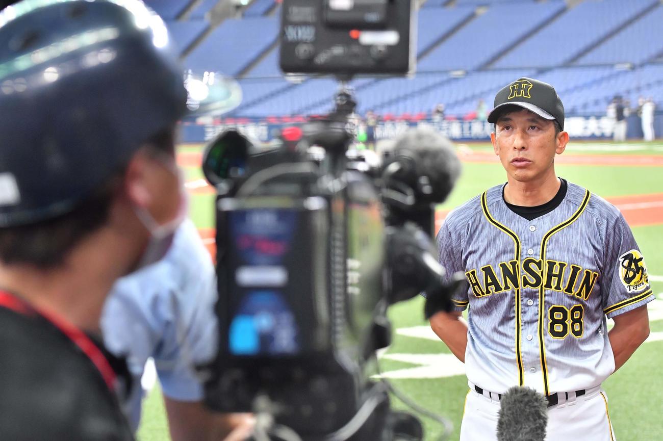 オリックス対阪神　試合後のインタビューに答える矢野監督（撮影・上田博志）