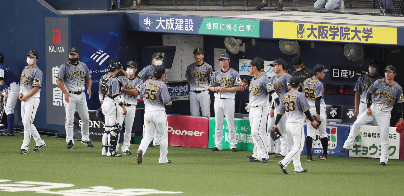 オリックス対阪神　オリックスと引き分けに終わり、ナインを迎える矢野監督（中央）ら（撮影・前田充）