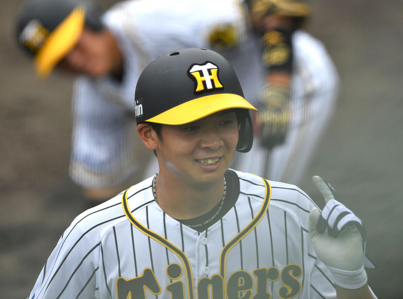 5回裏阪神2死、井上は中越えにソロ本塁打を放ちベンチ前で笑顔を見せる