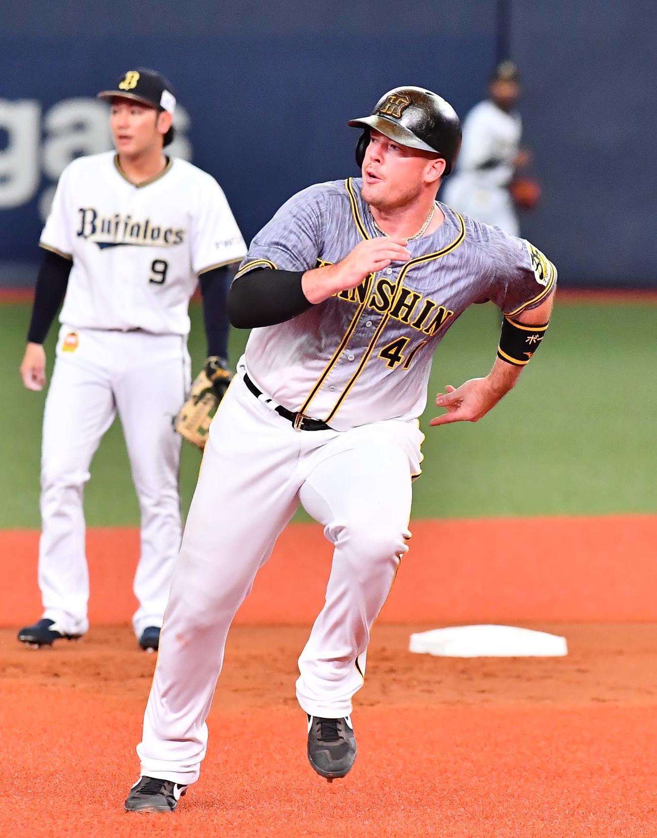 オリックス対阪神　1回表阪神1死一、二塁、福留孝介の左翼線へ適時二塁打で一塁から三塁へ走るジャスティン・ボーア（撮影・上田博志）