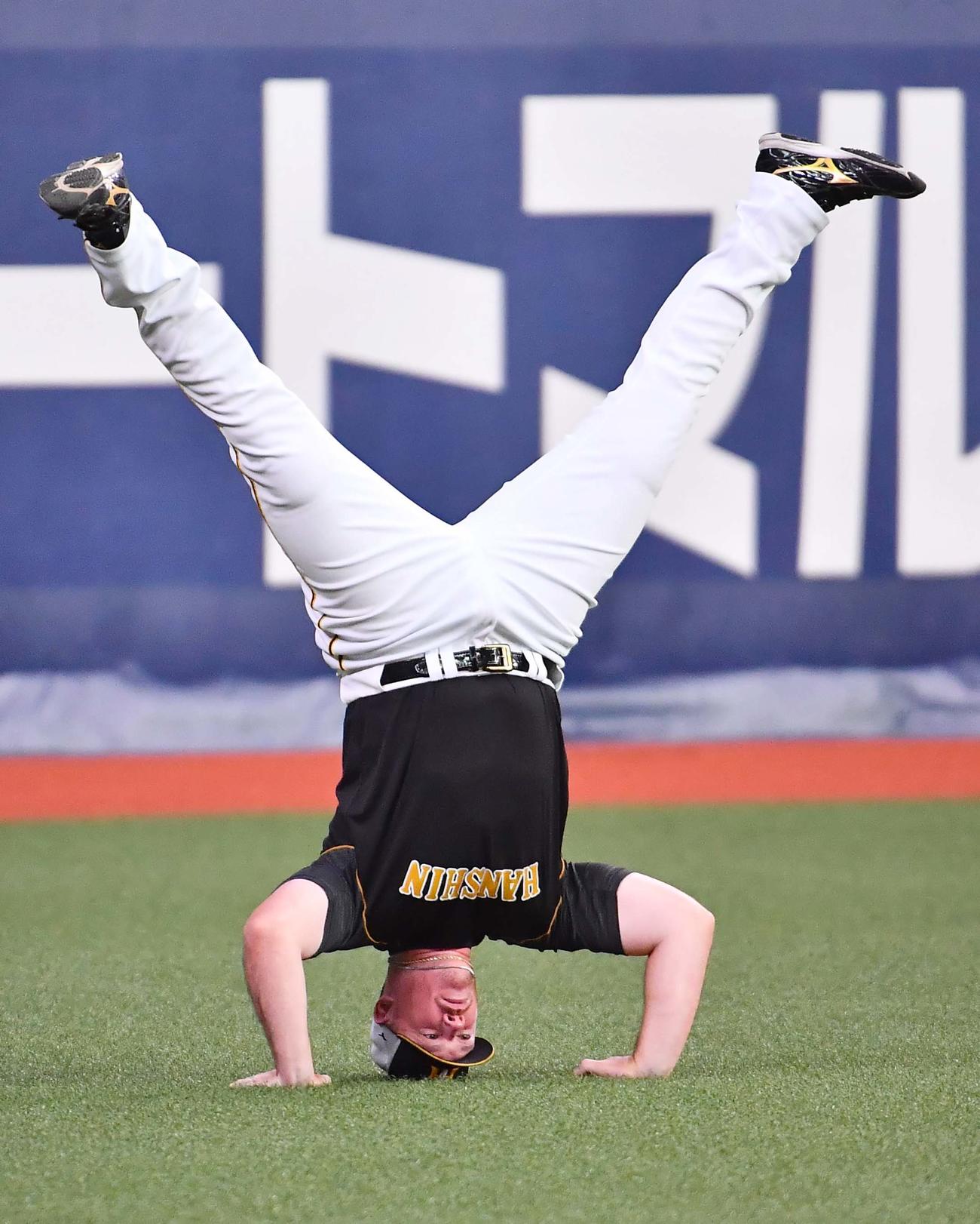 オリックス対阪神　三点倒立して器用に足でバランスをとるジャスティン・ボーア（撮影・上田博志）