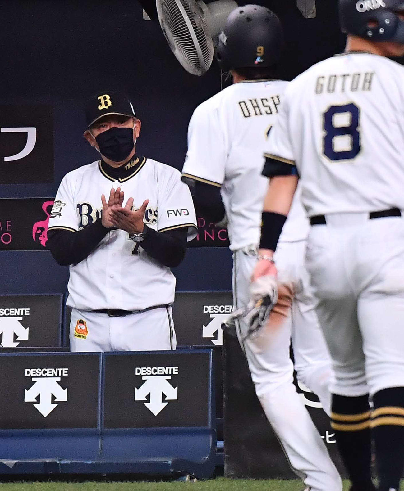 オリックス対阪神　7回裏オリックス2死二塁、左越えに同点2点本塁打を放った大城滉二を拍手で出迎える西村徳文監督（撮影・上田博志）