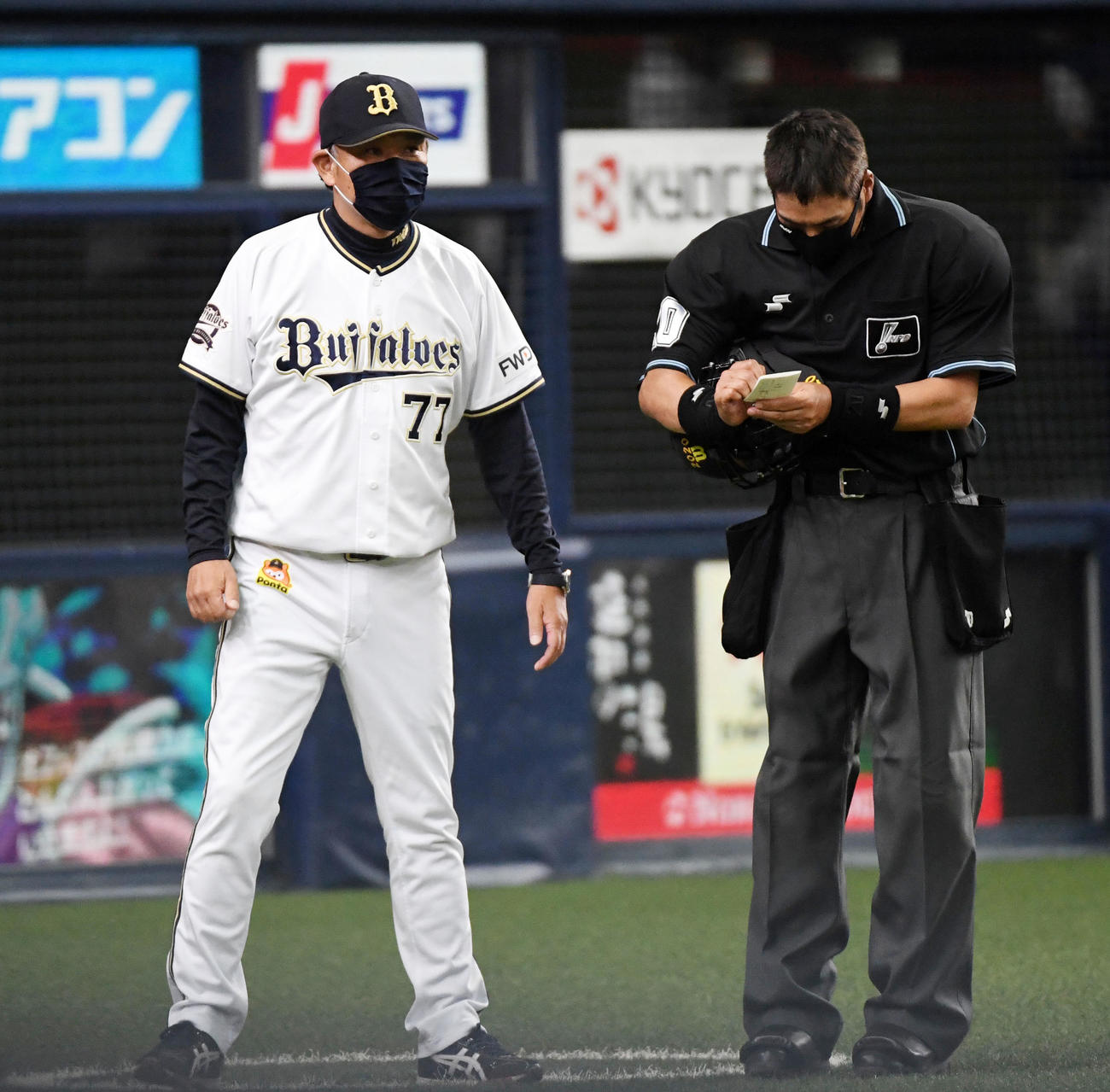 オリックス対阪神　7回、交代を告げる西村監督（撮影・前岡正明）