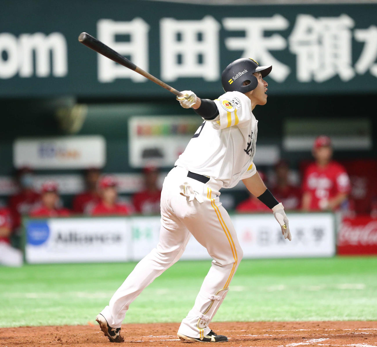 ソフトバンク柳田は右手1本で左中間に本塁打を放つ（20年6月12日撮影）