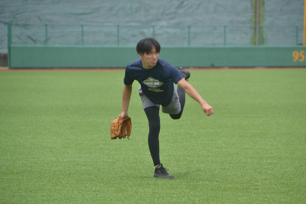 全体練習で軽めの調整を行う今秋ドラフト候補の関大・高野