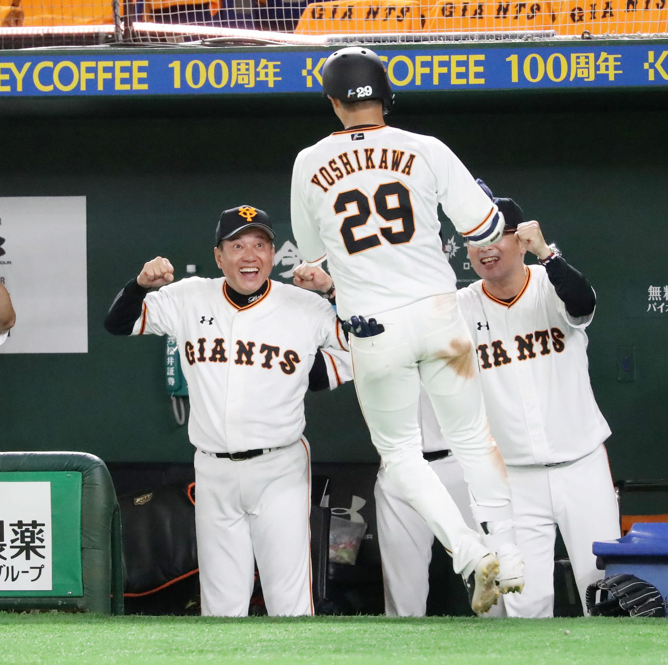 巨人対阪神　7回裏巨人1死二塁、原監督（左）は右越え2点本塁打を放った吉川尚を笑顔で出迎える（撮影・加藤哉）