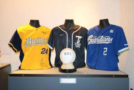 甲子園歴史館に展示される「台湾プロ野球のユニホーム」
