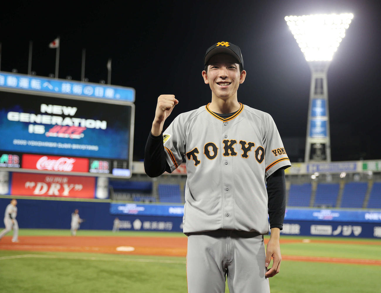 DeNA対巨人　勝利投手の戸郷はガッツポーズを見せる（2020年6月9日撮影）