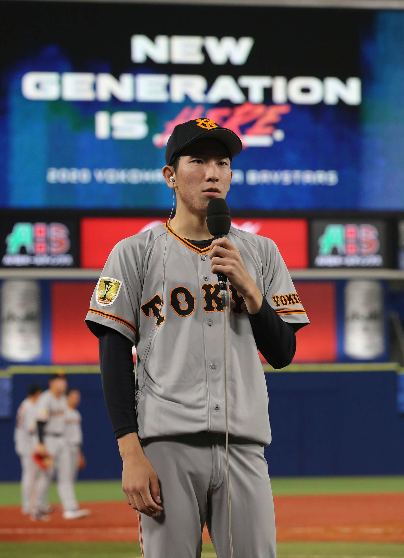 DeNA対巨人　勝利投手の戸郷は試合後、インタビューを受ける（2020年6月9日撮影）