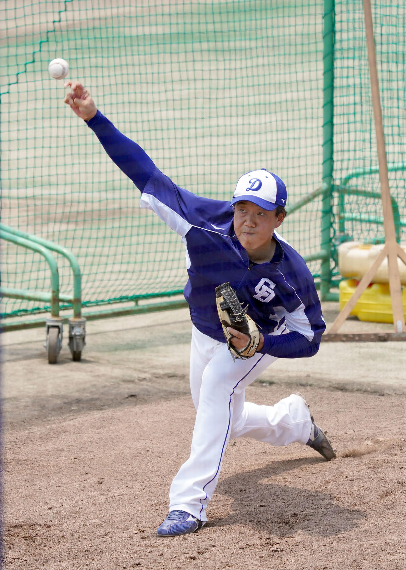 プロ野球・中日練習　ブルペンで投球練習をする柳裕也（撮影・森本幸一）