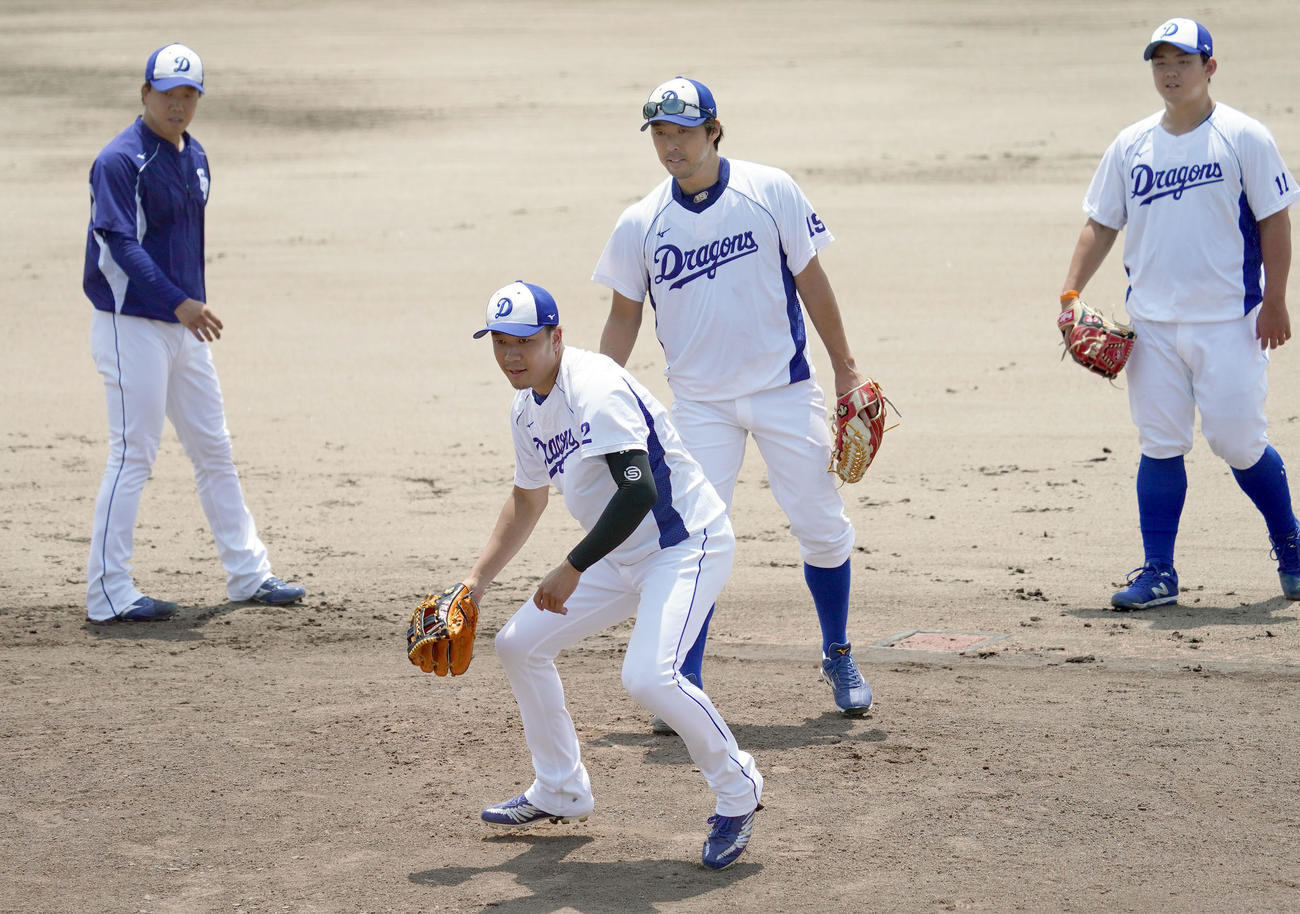 プロ野球・中日練習　ノックを受ける大野雄大（手前）後方左から柳裕也、吉見一起、小笠原慎之介（撮影・森本幸一）