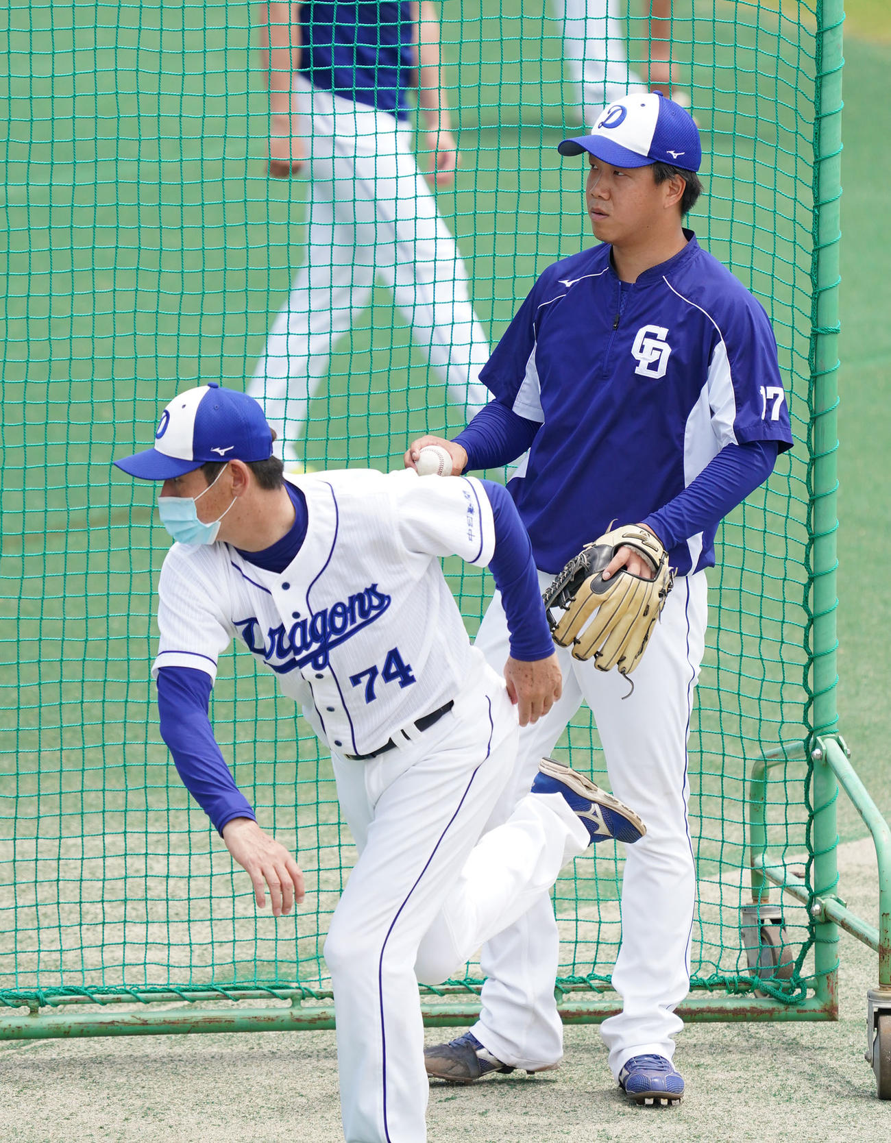 プロ野球・中日練習　阿波野秀幸投手コーチと話をする柳裕也（撮影・森本幸一）
