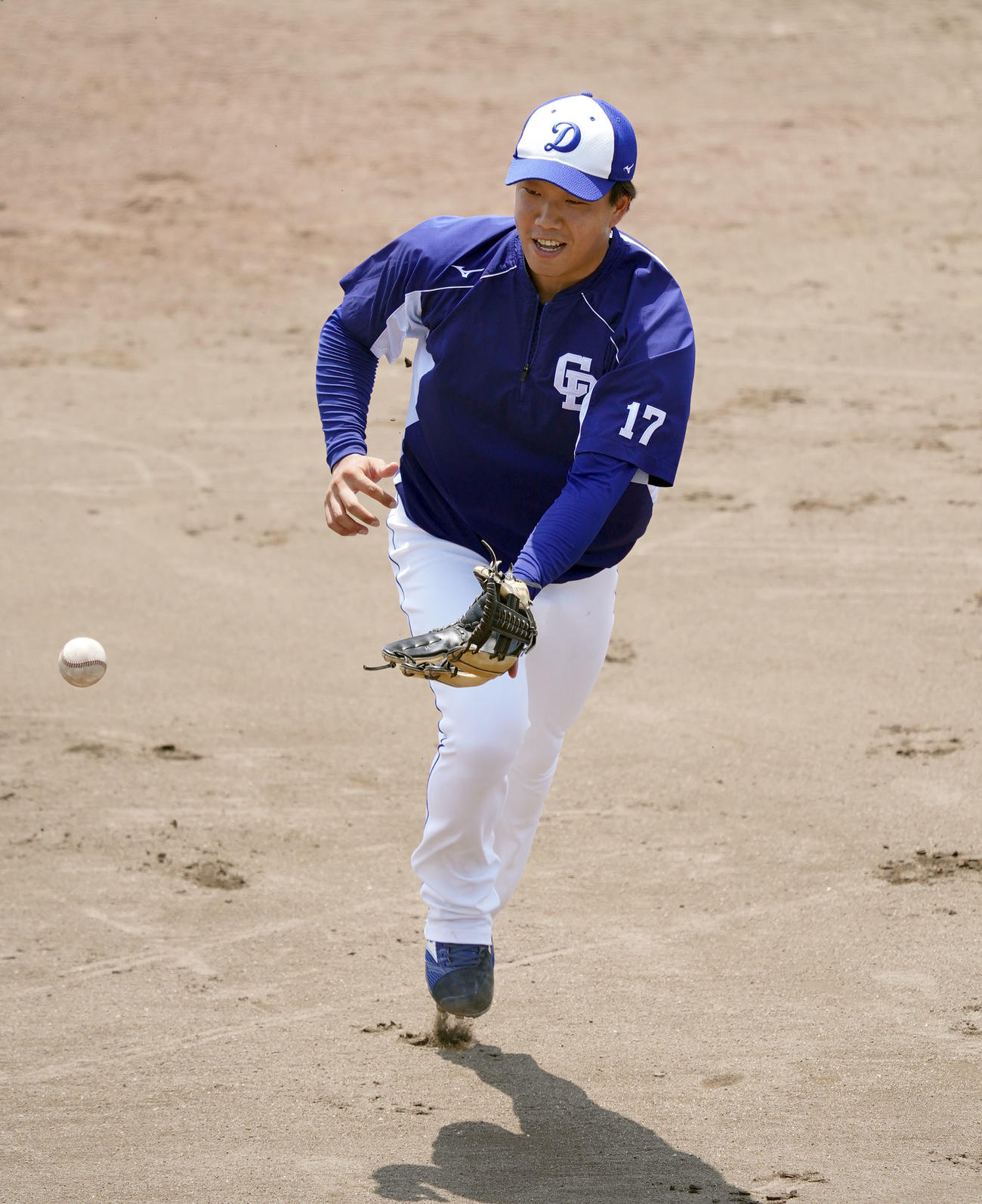 プロ野球・中日練習　ノックを受けグラブトスをする柳裕也（撮影・森本幸一）
