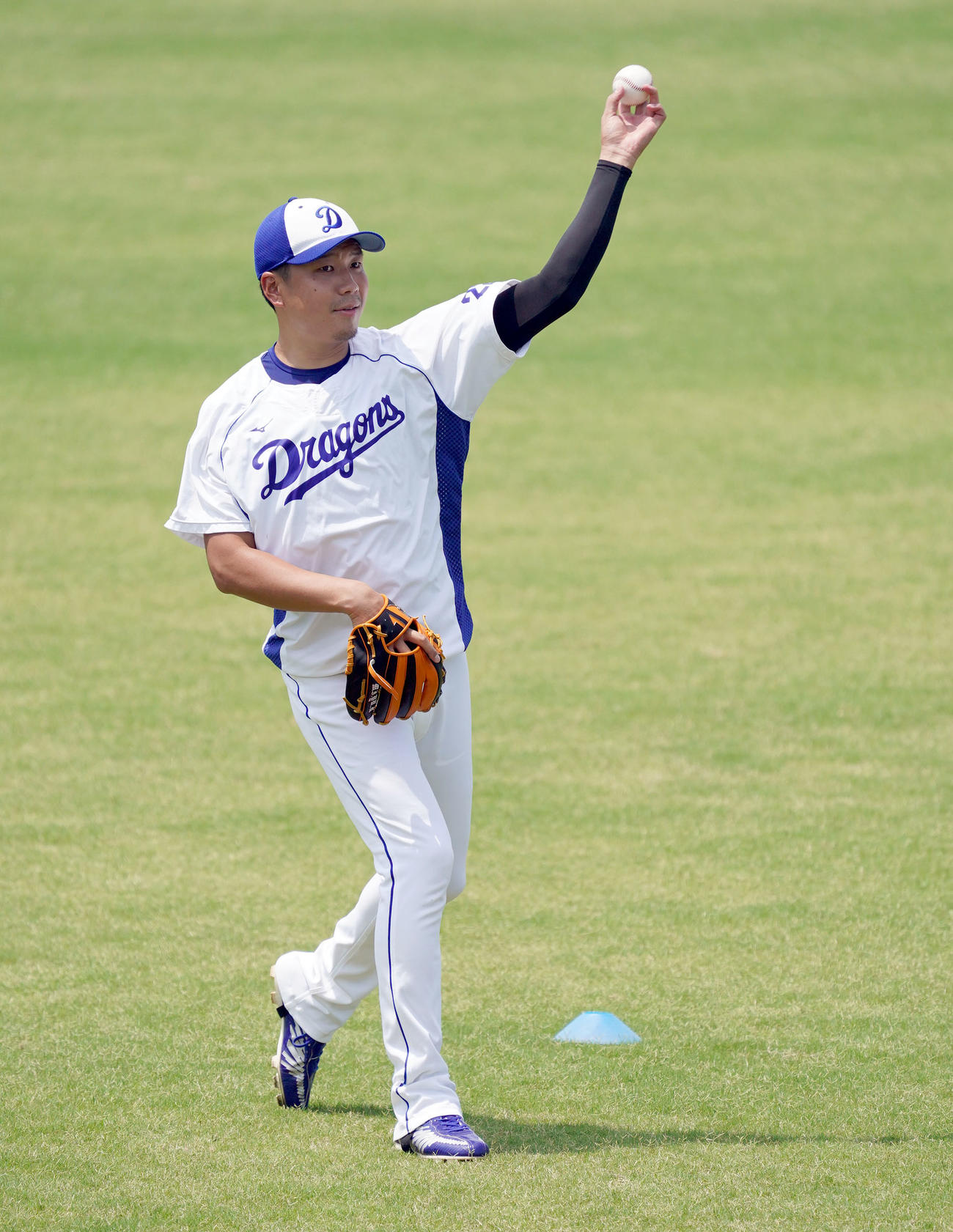プロ野球・中日練習　キャッチボールをする大野雄大（撮影・森本幸一）